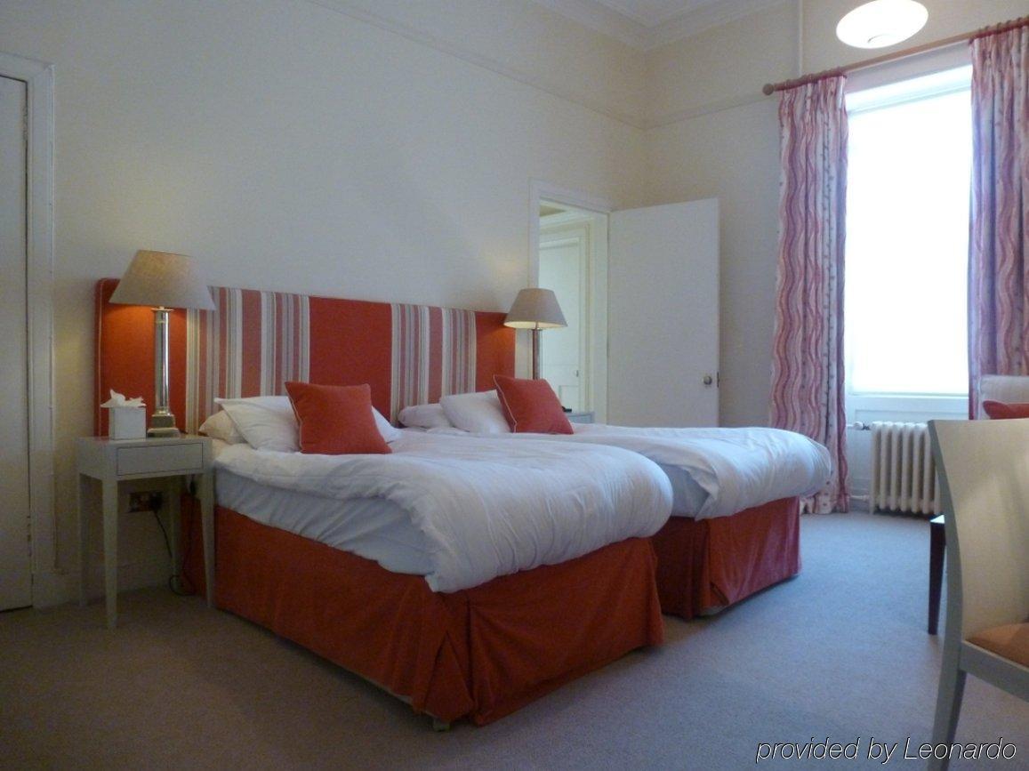 Royal Overseas League Hotel Единбург Стая снимка